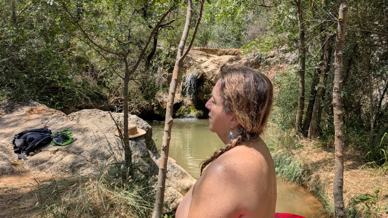 Tantra y Nudismo: Una Reafirmación de la Armonía y la Conciencia en la Piel Desnuda